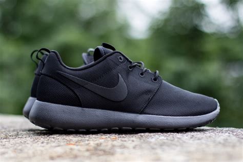 nike roshe run triple black